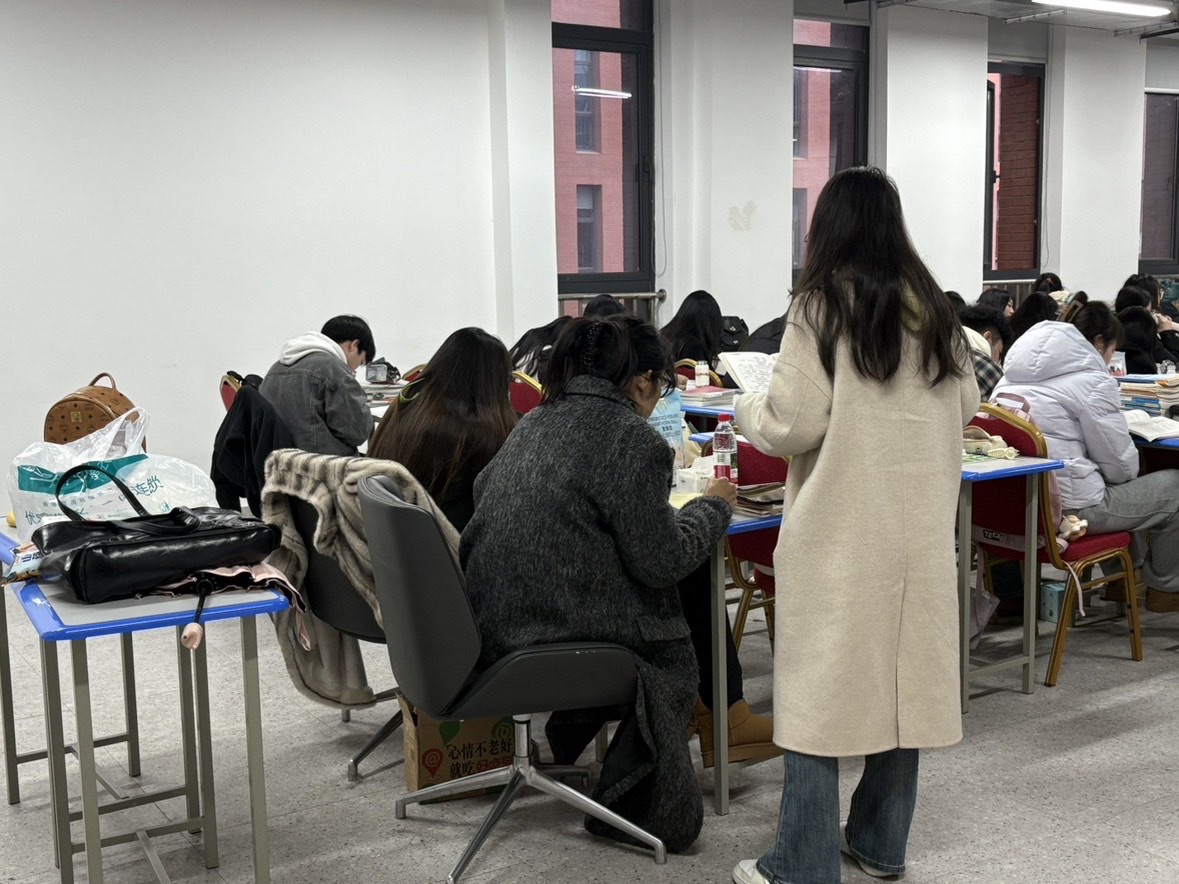 课后抽查背诵场景