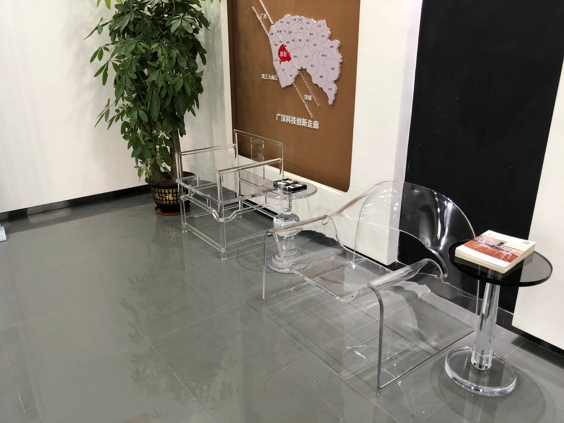 展厅实拍：透明亚克力休闲椅与小圆桌组合
