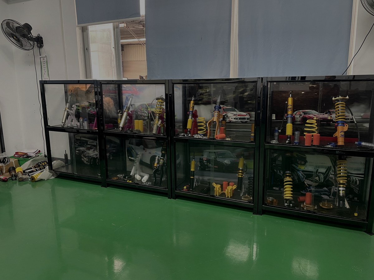 J-PLUS showroom display cabinets