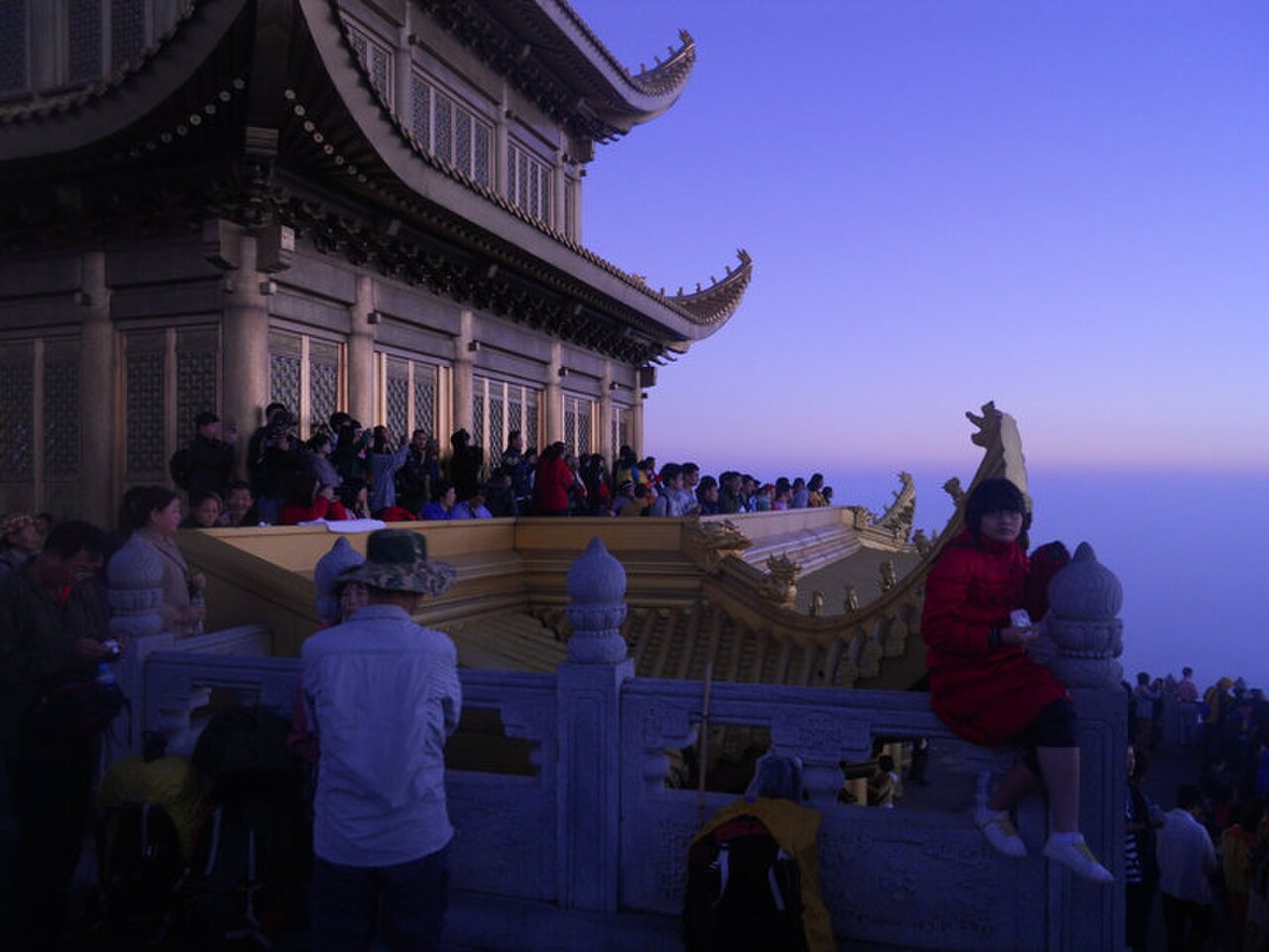 峨眉山云海与远山